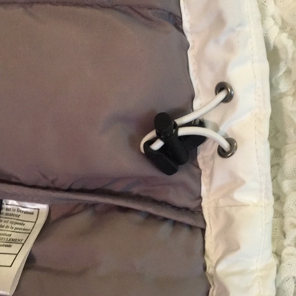 The North Face 550 White & Pink Puffer Vest - Picture 10 of 10